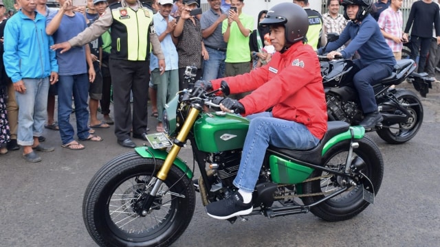 Jokowi naik moge ke pasar di Tangerang, Minggu (4/11/2018). (Foto: Dok. Biro Pers Setpres)