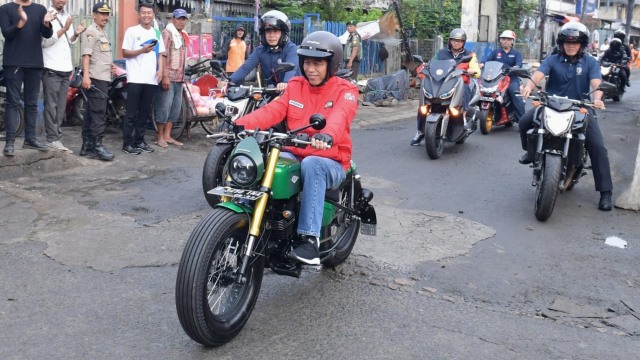 Jokowi naik moge ke pasar di Tangerang, Minggu (4/11/2018). (Foto: Dok. Biro Pers Setpres)