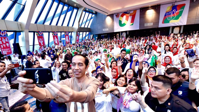 Capres 01 Jokowi hadiri pertemuan 1.500 caleg wanita di Tangerang Selatan, Minggu (4/11/2018). (Foto: Agus Suparto)