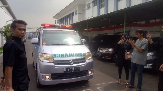 Jenazah Pretty Asmara dibawa ke Lumajang (Foto: Ainul "Owi" Qalbi/ kumparan)