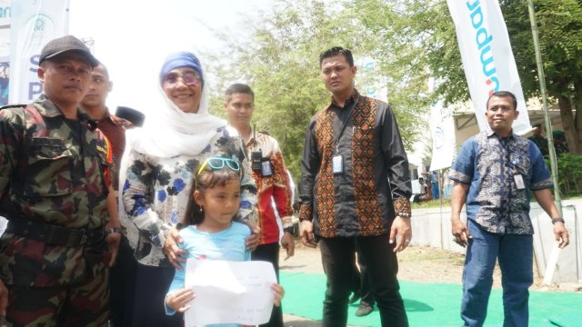 Menteri Kelautan dan Perikanan Susi Pudjiastuti saat berswafoto dengan warga. (Foto: Fitra Andrianto/kumparan)