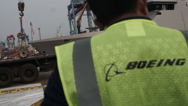 Turbin Lion Air JT-610 diangkut menuju KNKT untuk dilakukan pemeriksaan. (Foto: Iqbal Firdaus/kumparan)