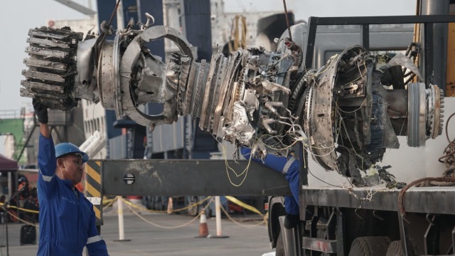 Turbin Lion Air JT-610 diangkut menuju KNKT untuk dilakukan pemeriksaan. (Foto: Iqbal Firdaus/kumparan)