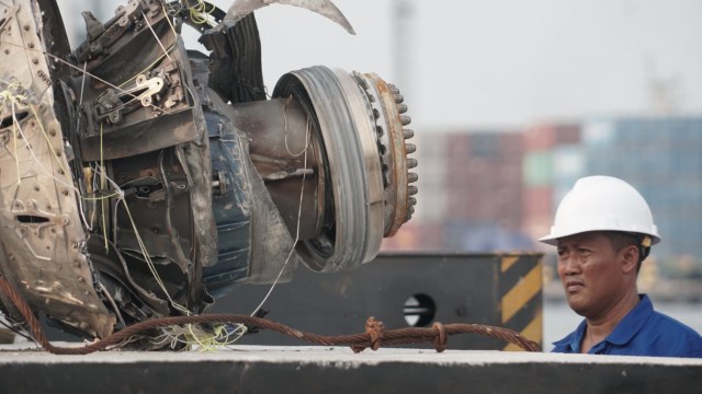 Turbin Lion Air JT-610 diangkut menuju KNKT untuk dilakukan pemeriksaan. Foto: Iqbal Firdaus/kumparan