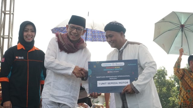 Penyerahan bantuan 1 unit sepeda motor dari Bank Negara Indonesia (Persero) Tbk (BNI) kepada Pondok Pesantren Al-Fattah Silahul Yaqin, Situbondo, Jawa Timur. (Foto: Fitra Andrianto/kumparan)