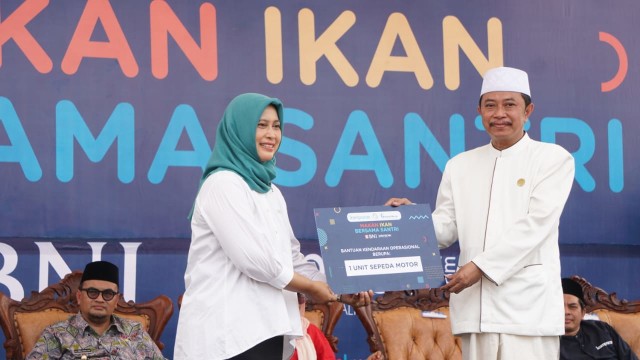 Penyerahan bantuan 1 unit sepeda motor dari Bank Negara Indonesia (Persero) Tbk (BNI) kepada Pondok Pesantren Nurul Jadid, Probolinggo, Jawa Timur. (Foto: Fitra Andrianto/kumparan)