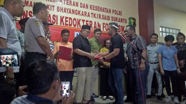 Serah terima 6 peti jenazah korban Lion Air JT-610 kepada pihak keluarga (Foto: Nabila Fatiara/kumparan)