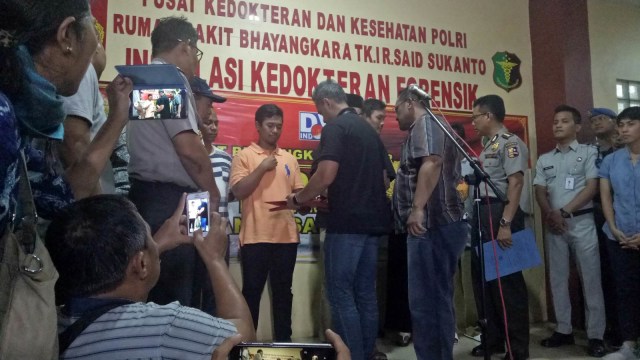 Serah terima 6 peti jenazah korban Lion Air JT-610 kepada pihak keluarga (Foto: Nabila Fatiara/kumparan)