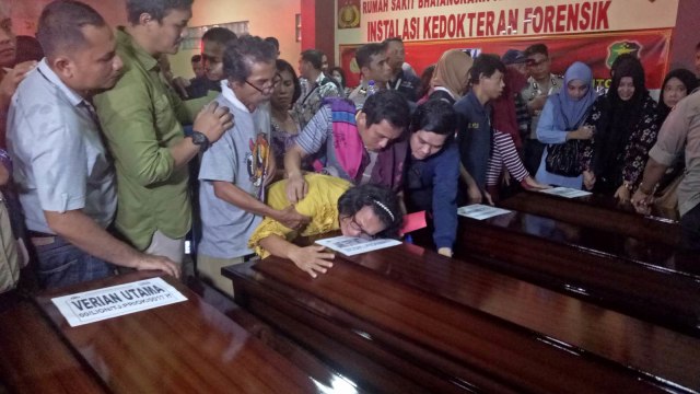 Doa dan tangisan keluarga korban Lion Air saat diserahterimakan peti jenazah. (Foto: Nabila Fatiara/kumparan)