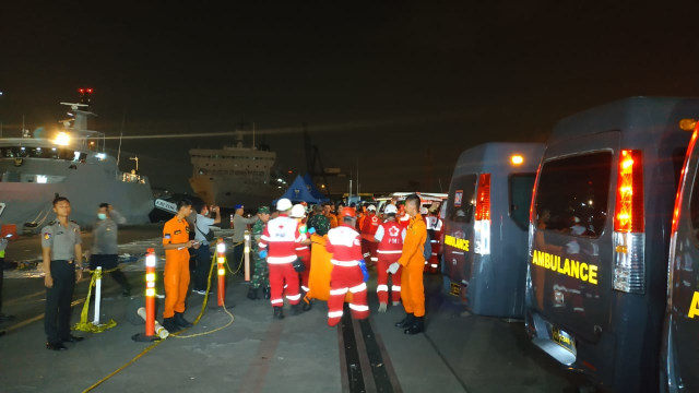 Kantong jenazah korban Lion Air dibawa menggunakan ambulans menuju RS Polri Kramatjati. (Foto: Maulana Ramadhan/kumparan)