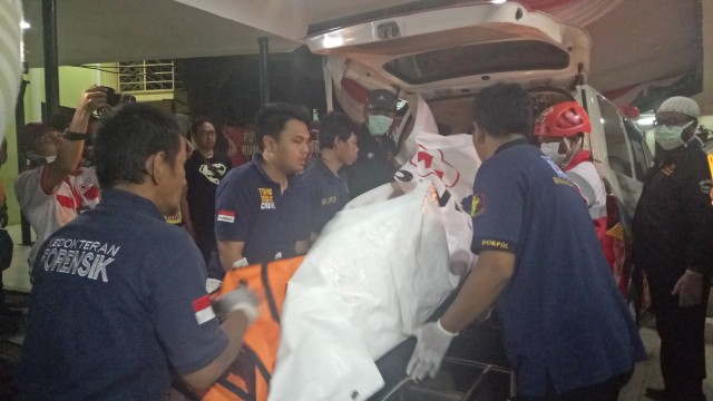 Kantong jenazah korban Lion Air tiba di RS Polri. (Foto: Nabilla Fatiara/kumparan)