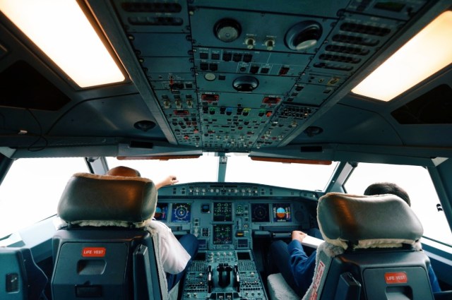 Pilot dan kopilot di kokpit pesawat. (Foto: AFP/Adek Berry)