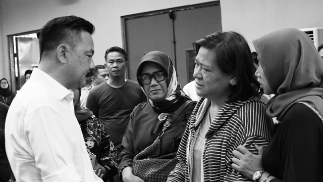 Rusdi Kirana menemui keluarga korban JT 610, pesawat Lion Air yang jatuh ke laut. (Foto: Facebook/Lion Air Group)