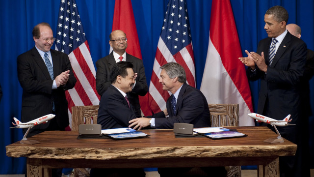 Rusdi Kirana (kedua dari kiri) usai meneken pembelian 230 unit Boeing 737 disaksikan Presiden AS Barack Obama, 18 November 2011. (Foto: Saul Loeb/AFP)