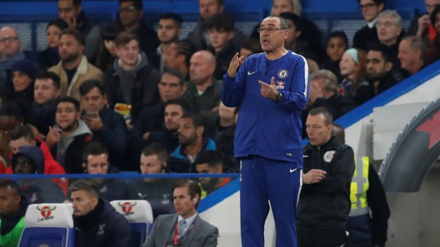Sarri memberikan instruksi dalam laga Chelsea. (Foto: Reuters/Matthew Childs)