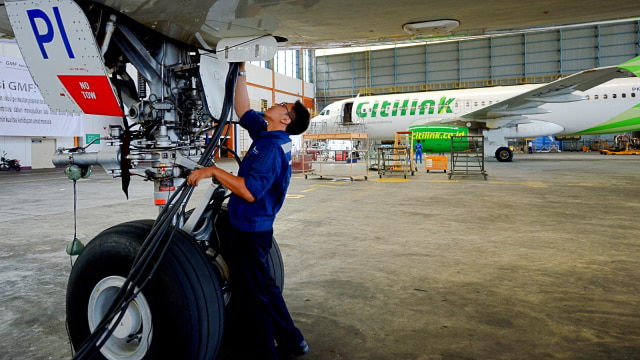 Ilustrasi pengecekan pesawat (Foto: AFP/ADEK BERRY)