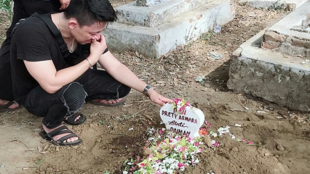 Salah satu sahabat Pretty Asmara, Koko, saat hadir melayat di pemakaman di kawasan Lumajang, Jawa Timur. (Foto: Instagram @koko_emesss.)