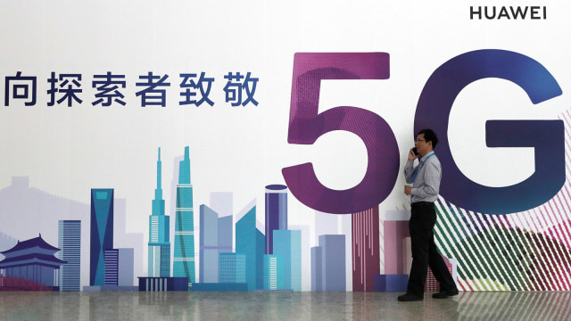 Pria berdiri di stan teknologi 5G Huawei di PT Expo di Beijing, China, (28/10). (Foto: REUTERS)