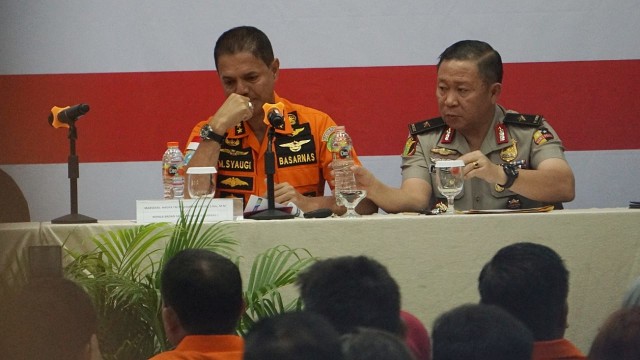 Kepala Basarnas Marsekal Madya TNI Muhammad Syaugi menangis dalam konferensi pers proses evakuasi Lion Air JT 610. (Foto: Fanny Kusumawardhani/kumparan)