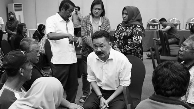 Pendiri dan pemilik Lion Air, Rusdi Kirana, menemui keluarga korban pesawat Lion Air yang jatuh di laut Karawang, bertempat di Hotel Ibis Sentral Cawang pada 31 Oktober 2018. (Foto: Instagram Lion Air Group)