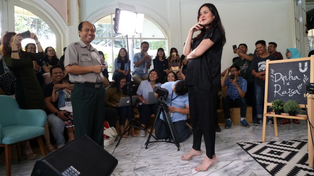 Kepala Pusat Data Informasi dan Humas BNPB, Sutopo Purwo Nugroho (kiri), berbincang dengan penyanyi Raisa Andriana di kumparan. (Foto: Aditia Noviansyah/kumparan)