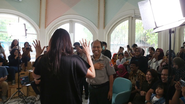 Kepala Pusat Data Informasi dan Humas BNPB, Sutopo Purwo Nugroho (kanan), berbincang dengan penyanyi Raisa Andriana di kumparan. (Foto: Aditia Noviansyah/kumparan)