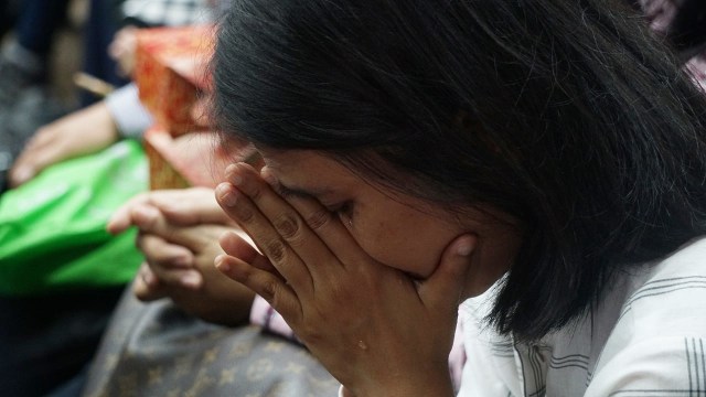 Keluarga korban Lion Air JT 610 doa bersama saat konferensi pers proses evakuasi Lion Air JT 610 di Hotel Ibis, Jakarta, Senin (5/11/2018). (Foto: Fanny Kusumawardhani/kumparan)