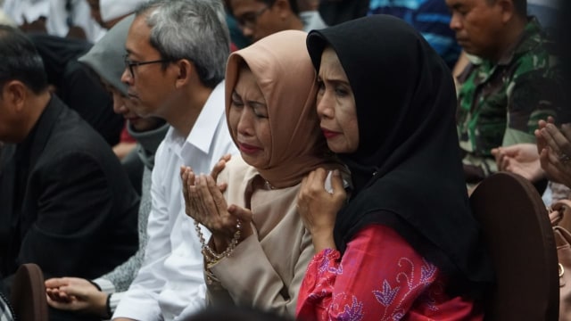 Keluarga korban Lion Air JT 610 doa bersama saat konferensi pers proses evakuasi Lion Air JT 610 di Hotel Ibis, Jakarta, Senin (5/11/2018). (Foto: Fanny Kusumawardhani/kumparan)