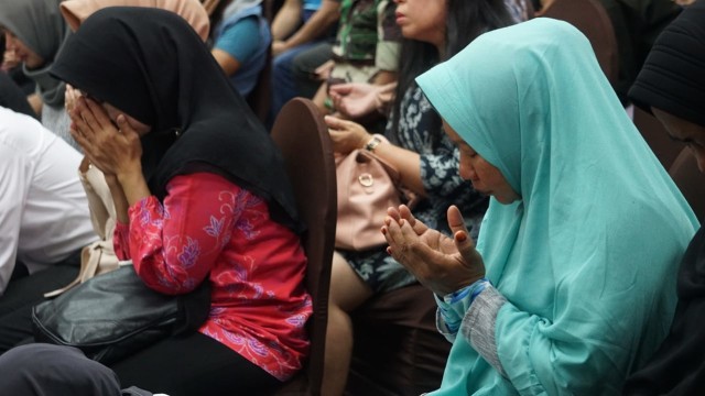 Keluarga korban Lion Air JT 610 doa bersama saat konferensi pers proses evakuasi Lion Air JT 610 di Hotel Ibis, Jakarta, Senin (5/11/2018). (Foto: Fanny Kusumawardhani/kumparan)