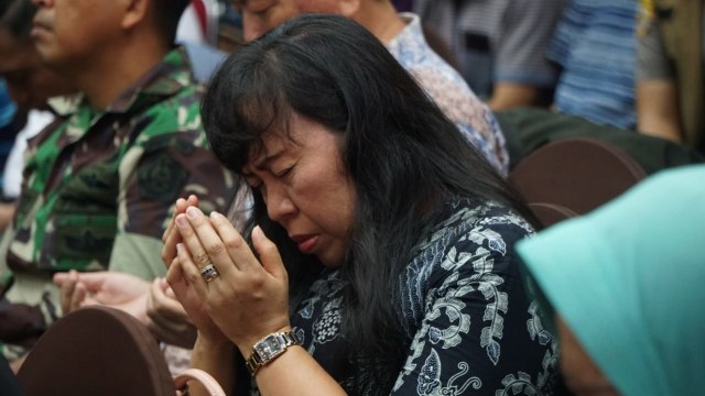 Keluarga korban Lion Air JT 610 doa bersama saat konferensi pers proses evakuasi Lion Air JT 610 di Hotel Ibis, Jakarta, Senin (5/11/2018). (Foto: Fanny Kusumawardhani/kumparan)