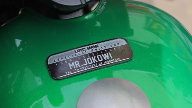 Emblem Jokowi pada motor Chopper terbaru milik Jokowi (Foto: dok. Katros Garage)