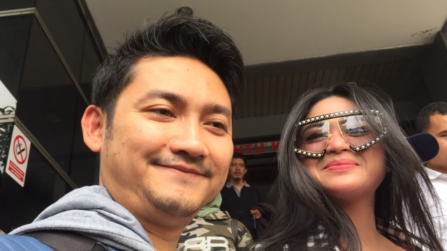 Angga dan Dewi Persik.
 (Foto: Giovanni/kumparan)