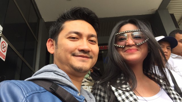 Angga dan Dewi Persik.
 (Foto: Giovanni/kumparan)