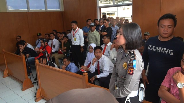 Suasana persidangan dua anggota Banser Faisal Mubaraq dan Mahfudi Syarifudin dalam kasus pembakaran bendera berlafal tauhid di Pengadilan Negeri Garut, Senin (5/11/2018). (Foto: Igo/kumparan )