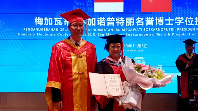 Megawati saat menerima gelar doktor dari Fujian Normal University. (Foto: Dok. Tim Media Megawati)