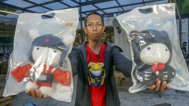 Anggota Mi Fans, Mohamad Ismail, pamer Mi Bunny miliknya. (Foto: Helmi Afandi Abdullah/kumparan)