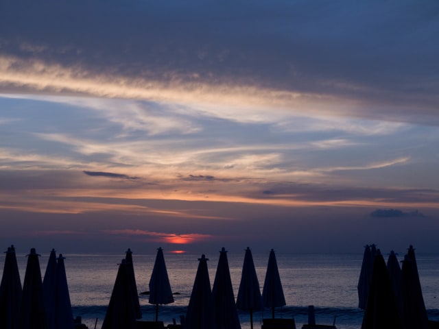 Sunset di sekitar Pulau Surin, Thailand (Foto: Flickr/deeuutee)
