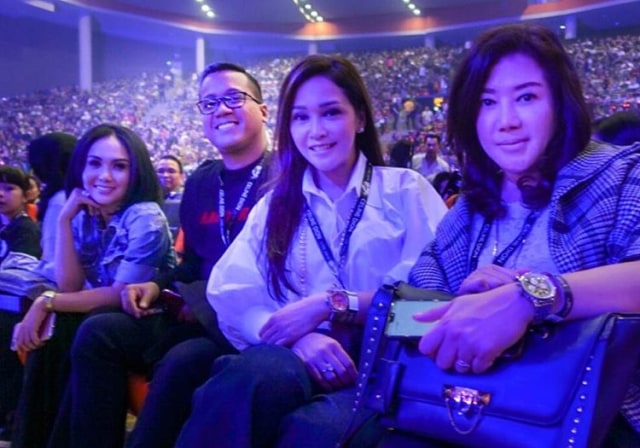 7 Potret Pinky Evianty, Kakak Maia Estianty yang Tak Kalah Cantik (7)