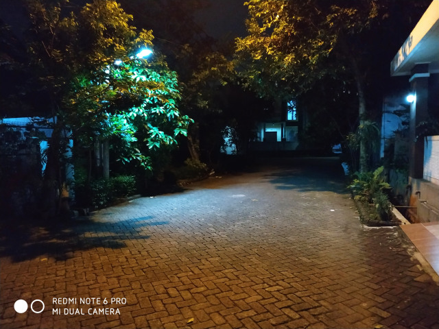 Hasil foto malam hari pakai Xiaomi Redmi Note 6 Pro. (Foto: Rangga Sanjaya/kumparan)
