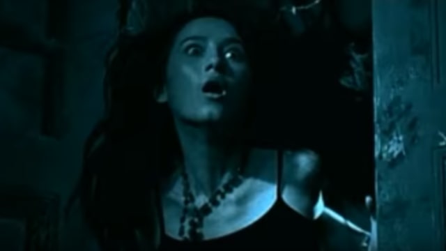 Julie Estelle di Film 'Kuntilanak' (Foto: YouTube Andrew Meda)