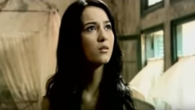 Julie Estelle di Film 'Kuntilanak' (Foto: YouTube Andrew Meda)