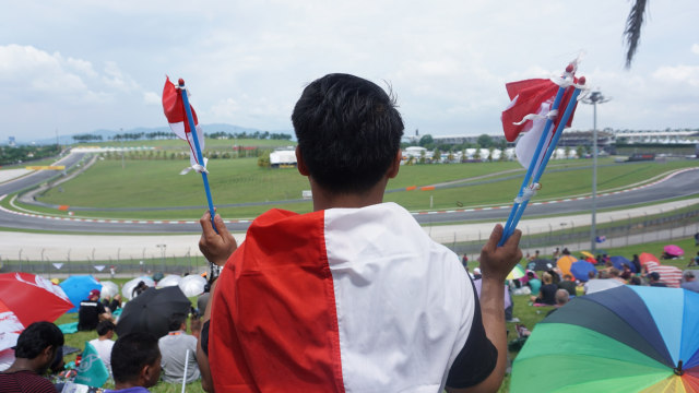 Penonton Indonesia mengibarkan bendera merah-putih saat balapan Formula 1 GP Malaysia 2017. (Foto: Anju Christian P. Silaban/kumparan)