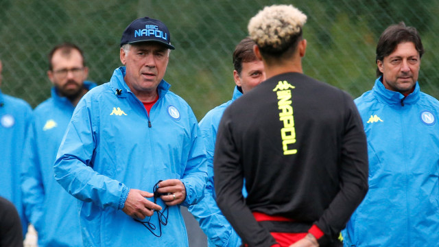 Carlo Ancelotti memimpin latihan Napoli jelang laga melawan PSG di Liga Champions 2018/19. (Foto: REUTERS/Ciro De Luca)