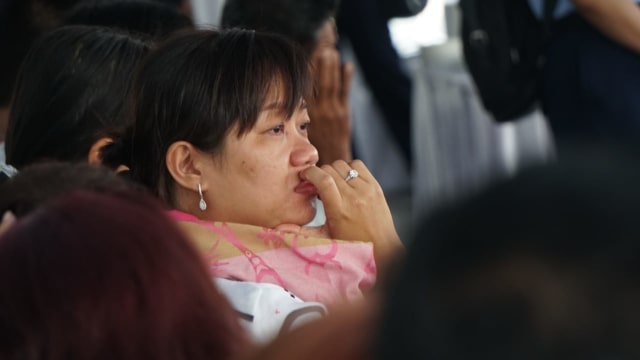 Keluarga korban pesawar Lion Air JT 610 PK-LQP di Kolinlamil, Jakarta Utara. (Foto: Jamal Ramadhan/kumparan)