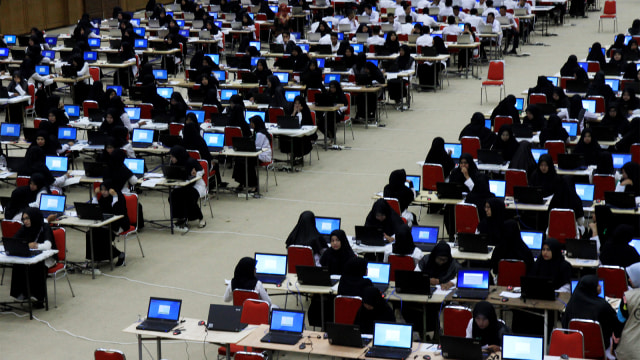 Sejumlah peserta mengikuti ujian seleksi Calon Pegawai Negeri Sipil (CPNS) tahun 2018. (Foto: ANTARA FOTO/Syifa Yulinnas)