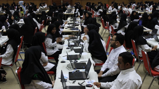 Sejumlah peserta mengikuti ujian seleksi Calon Pegawai Negeri Sipil (CPNS) tahun 2018. (Foto: ANTARA FOTO/Syifa Yulinnas)