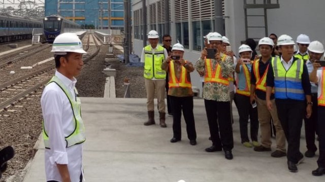 Jokowi tiba di Depo MRT Lebak Bulus. (Foto: Jihad Akbar/kumparan)
