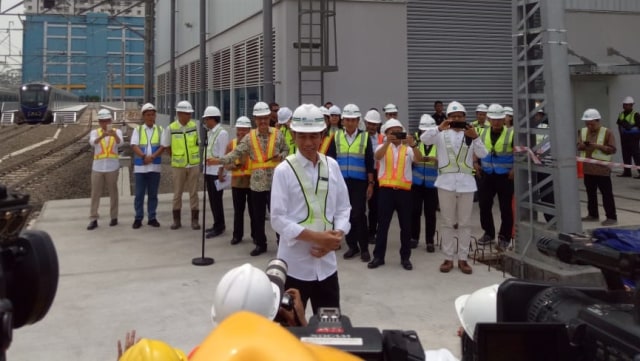 Jokowi tiba di Depo MRT Lebak Bulus. (Foto: Jihad Akbar/kumparan)