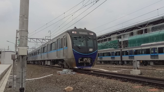 MRT yang dinaiki Jokowi tiba di Depo MRT Lebak Bulus. (Foto: Jihad Akbar/kumparan)