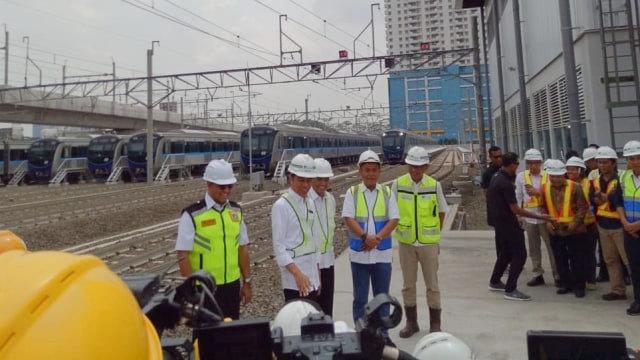 Jokowi tiba di Depo MRT Lebak Bulus. (Foto: Jihad Akbar/kumparan)